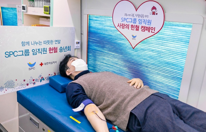 (위부터)서울 서초구 양재동 SPC그룹 사옥에서 진행된 헌혈송년회에 임직원이 헌혈하고 있다. 임직원이 헌혈하기 위해 기다리고 있다. 사진=SPC