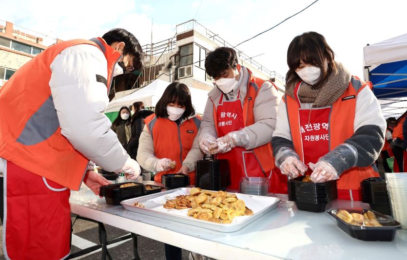 한국타이어 신입사원 100여명이 밑반찬 조리 봉사활동에 나섰다. 사진=한국타이어