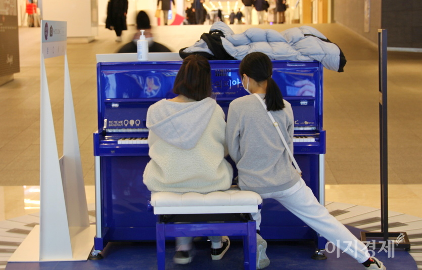 중학생과 초등학생 자매로 보이는 두명의 10대 소녀가 악보 없이 모두의 피아노를 연주하고 있다. 사진=김진이 기자