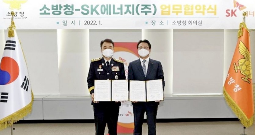 (오른쪽부터)오종훈 SK에너지 P&M CIC대표와 남화영 소방청 차장이 협약 체결 후 기념사진을 찍고 있다. 사진=SK에너지