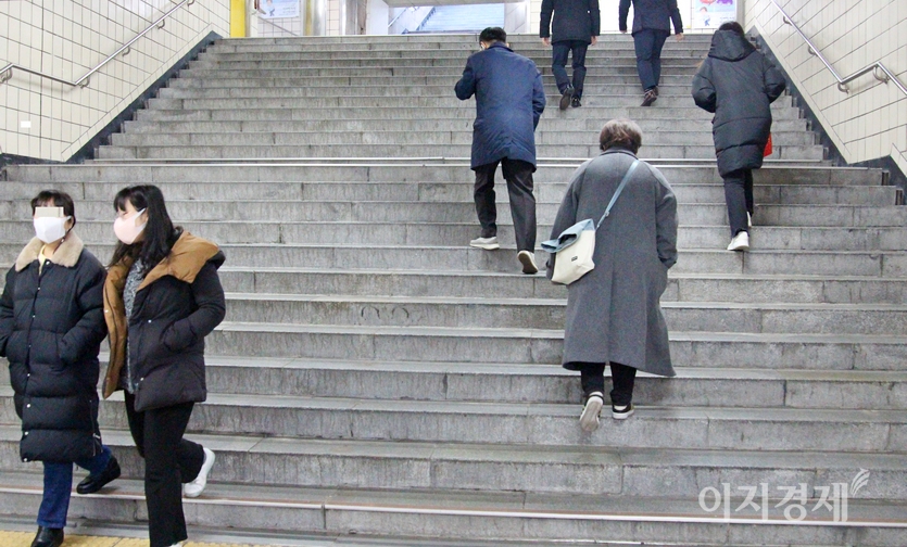 반면, 같은 역에서 명동으로 나가는 계단은 삭막하다. 힘들다. 사진=김진이 기자
