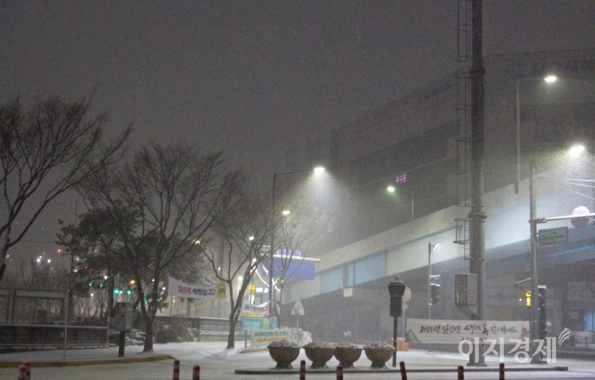 현재 수도권에는 많은 눈이 내리고 있다. 경기도 성남시 중원구 단대오거리 모습. 사진=정윤서 기자