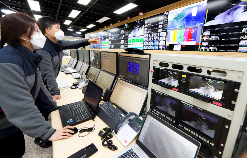 KT 서울국제통신센터 직원이 동계올림픽 국제방송중계망 품질 시험을 하고 있다. 사진=KT