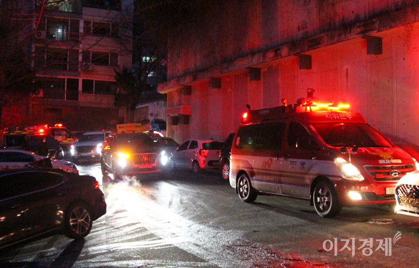 경기 성남소방서. 중원구 은행동 한 아파트단지에 119구급대가 오전 5시경 인명구조를 위해 출동했다. 화재진압 차량도 함께. 사진=정수남 기자