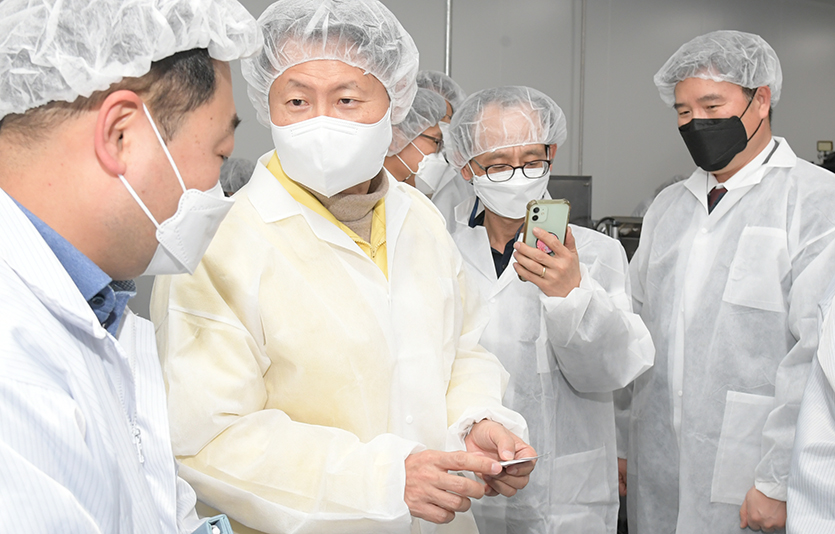 김강립 식약처장은 코로나19 자가검사키트 제조 현황을 점검하고 제품의 안정적 공급을 당부했다. 사진=식품의약품안전처