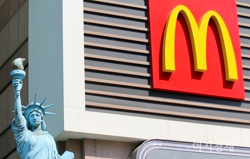 맥도날드가 25일부터 일부 메뉴의 가격을 평균 2.8% 인상한다. 맥도날드 서울 강남점 모습. 사진=김보람 기자