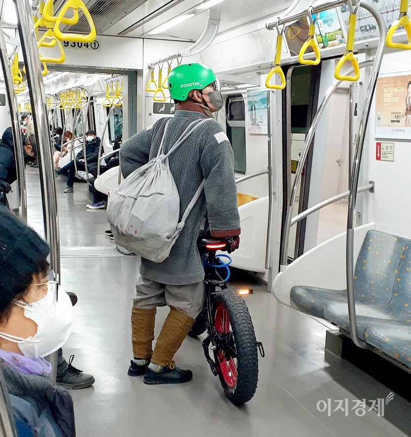 한 스님이 자전거를 타고 탁발에 나선 듯하다. 무공해 지하철을 타고, 역시 무공해 자전거로. 스님이 지하철 노선도를 보고 있다. 사진=정윤서 기자