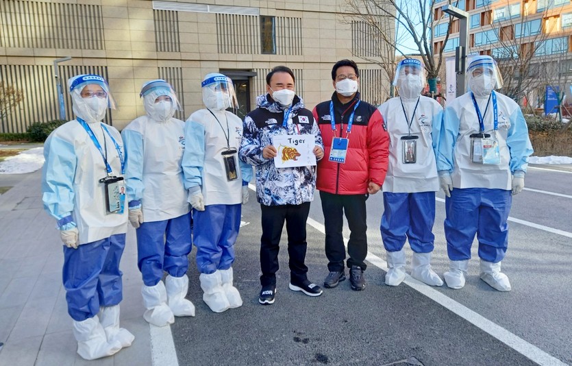 윤홍근 선수단장(왼쪽에서 네번째)이 이달초 코로나19 방역지원팀을 격려하고 있다. 사진=BBQ