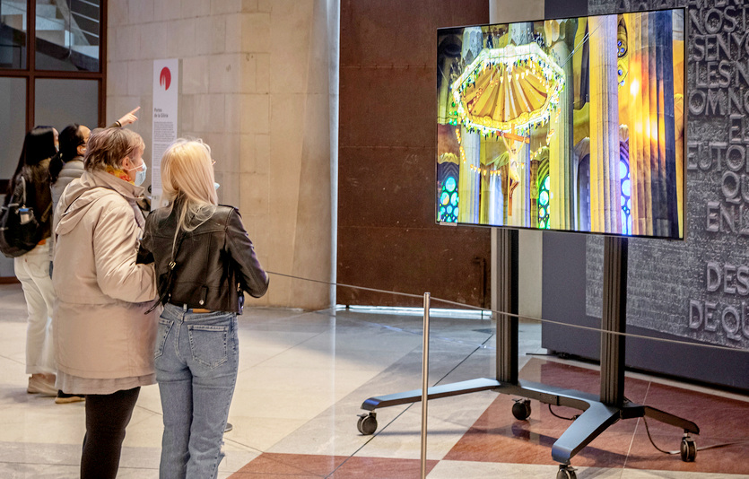 스페인 바르셀로나에 있는 사그라다 파밀리아 대성당에서 관람객이 삼성 Neo QLED 8K를 통해 성당의 모습을 담은 영상을 감상하고 있다. 사진=삼성전자