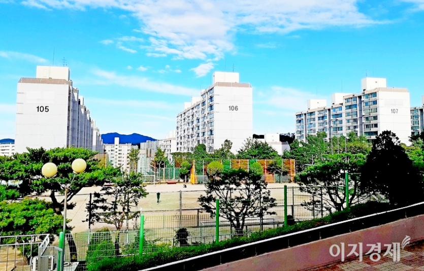 문재인 정부 출범 이후 매매가가 3.75배 오른 성남시 은행동 H아파트 단지. 사진=이지경제
