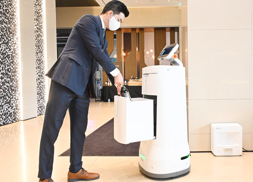 LG전자가 호텔 비대면서비스에 최적화한 LG 클로이 로봇 공급을 확대한다. 사진=LG전자