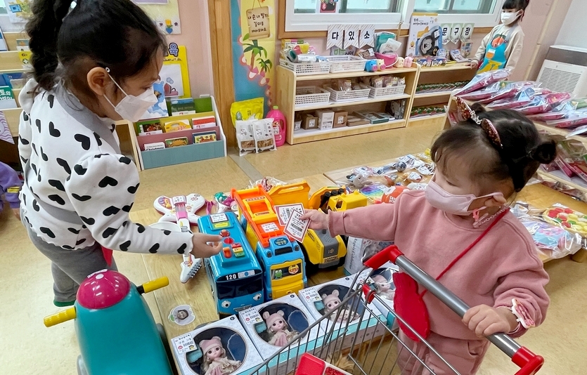 어린이집 원아들이 나눔 장터에 참여하고 있는 모습. 사진=부영그룹