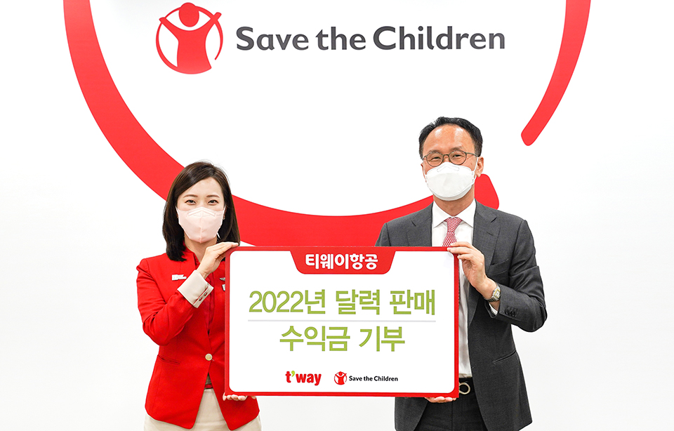 티웨이항공이 달력 판매 수익금을 코로나19 결식 위기 아동의 식사 지원 사업에 기부했다. 사진=티웨이항공
