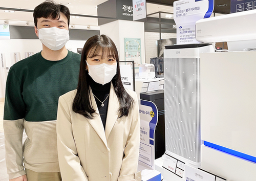 전자랜드 파워센터 서울 용산점에서 고객이 공기살균기를 살피고 있다. 사진=전자랜드