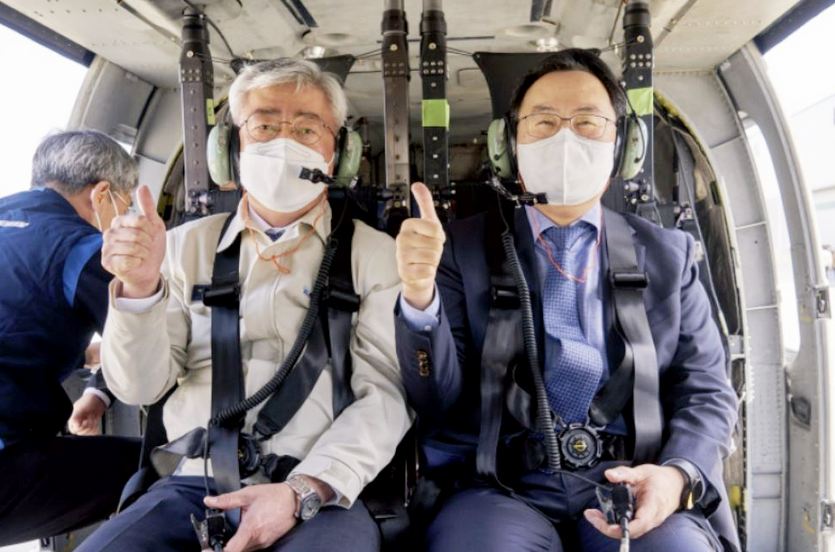 (오른쪽부터)문승욱 장관과 문석주 KAI 회전익사업부문장이 비행체험을 위해 수리온 헬기에 탑승했다. 사진=KAI