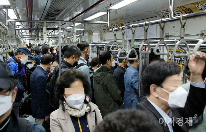 2일 아침 (위부터)서울지하철 8호선 남한산성역 입구에서 열차를 기다리는 승객이 모두 마스크를 착용했다. 객차 안에서도 승객 모두 마스크를 착용했다. 사진=이지경제