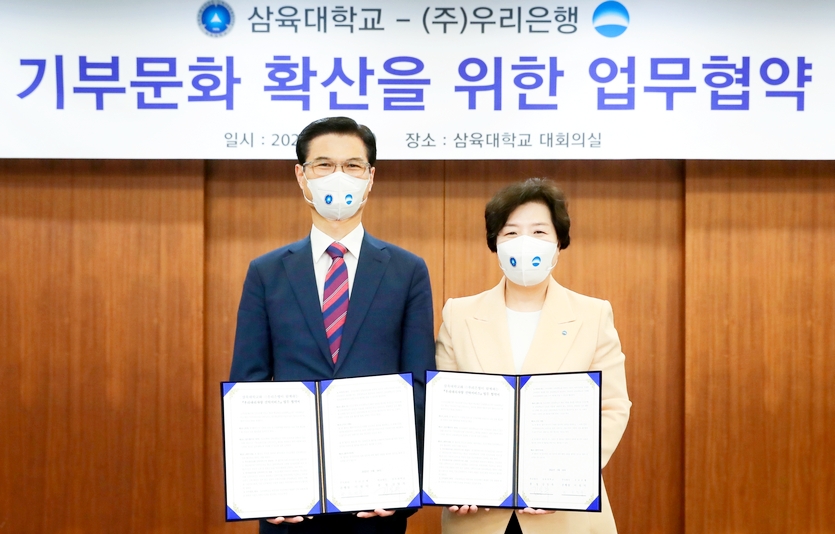 (오른쪽부터)송현주 우리은행 투자상품전략그룹 부행장과 김일목 삼육대학교 총장이 기념사진을 찍고 있다. 사진=우리은행