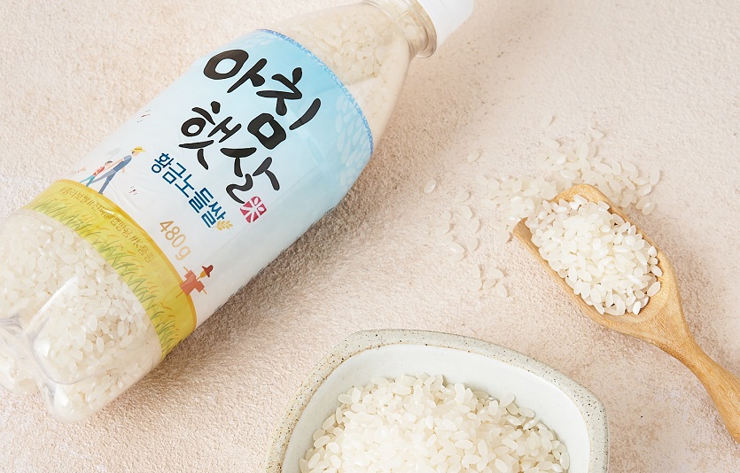 아침햇살 음료 페트병에 황금노들쌀을 담은 협업상품이 출시됐다. 사진=롯데마트