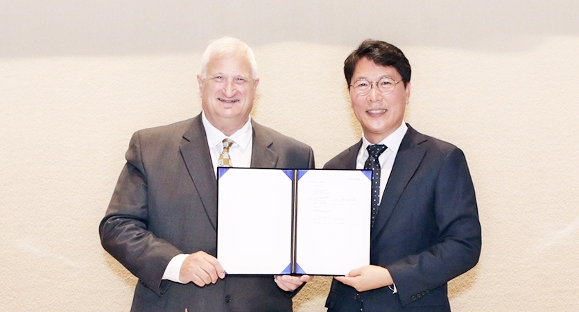 (오른쪽부터)홍현성 현대엔지니어링 대표이사와 이언 겐델 ASM 회장이 기본설계 계약을 체결하고, 기념사진을 찍고 있다. 사진=현대엔지니어링