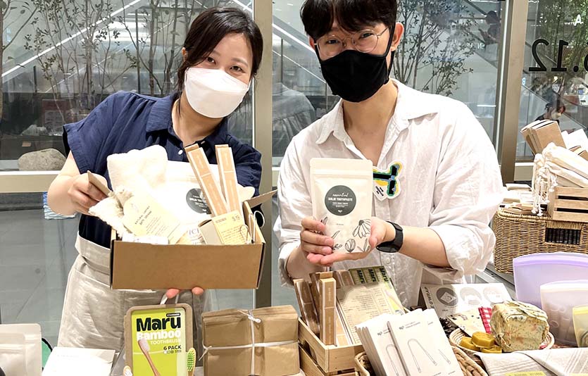 더현대 서울 ‘지구를 위한 소비생활 3.0’ 행사장에서 직원들이 친환경 제품을 소개하고 있다. 사진=현대백화점