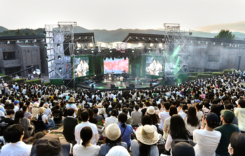 KT&G가 11일 KT&G 상상마당 춘천에서 ‘2022 상상실현 페스티벌’을 성황리에 개최했다. 사진은 페스티벌 메인 공연장에서 뮤지션들의 라이브 공연이 진행되고 있는 모습. 사진=KT&G
