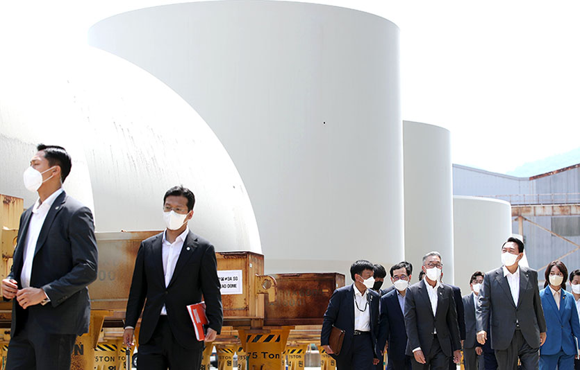 윤석열 대통령이 22일 경남 창원 두산에너빌리티 원자력 공장을 방문해 신한울 3·4호기 주단소재 보관장을 시찰하고 있다. 사진=뉴시스