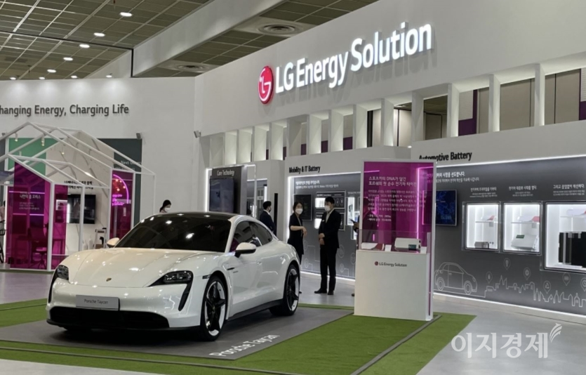LG에너지솔루션의 코스피 상장을 앞두고 공모주 청약 경쟁이 가열되고 있다. 배터리 전문 전시회 ‘인터배터리 2021’ 행사 당시 LG에너지솔루션 부스 전경. 사진=LG에너지솔루션