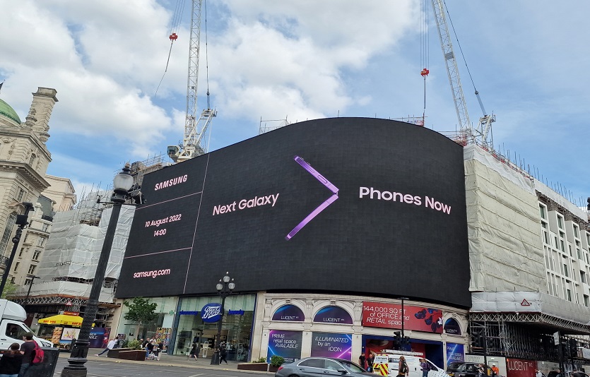 삼성의 새 폴더블 공개를 앞두고 옥외광고가 전세계 랜드마크에 동시에 공개됐다. 사진은 런던 피카딜리광장. 사진=삼성전자