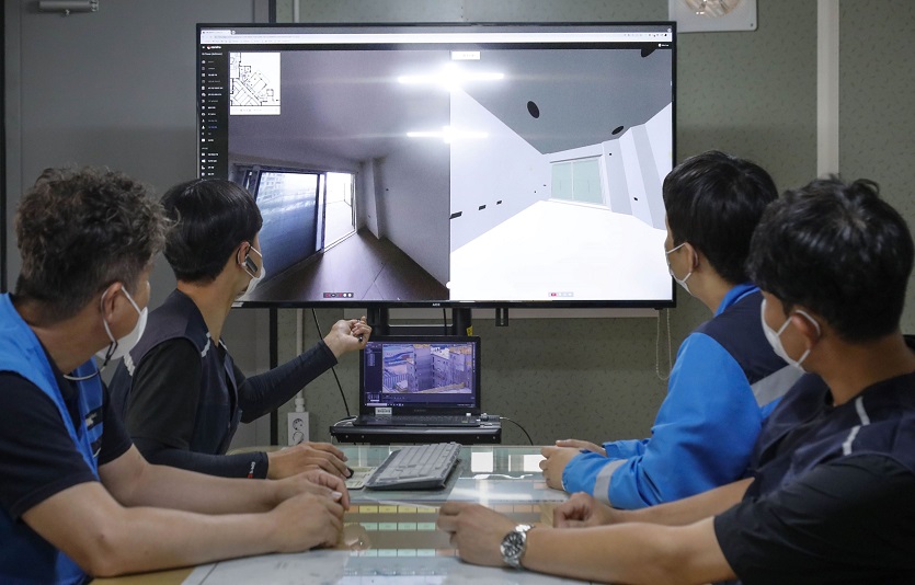 직원들이 AI 기반의 컴퓨터 비전 기술과 360도 카메라를 활용한 현장관리 솔루션인 ‘디비전(D.Vision)’을 통해 시공 품질 관리를 진행하고 있다.  사진=DL이앤씨