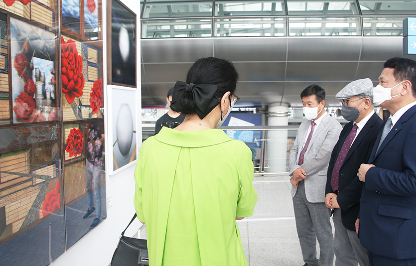 인천국제공항공사는 다음달 25일까지 ‘한국국제아트페어(키아프) 인천공항 특별전’을 개최한다. 개막식 현장. 사진=인천국제공항공사