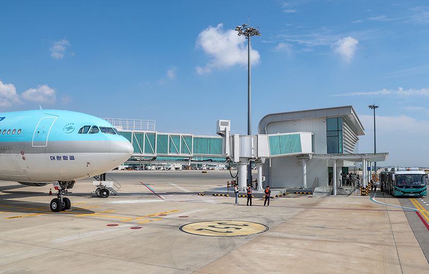 인천국제공항공사가 제2여객터미널에 국내 최초로 도입되는 원격탑승시설을 시범 운영했다. 사진=인천국제공항공사