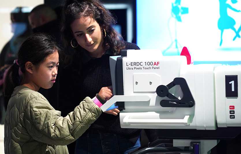 LG 과학관을 방문한 어린이들이 대화형 디지털 사이니지, 전기차 구동 시뮬레이터 등을 체험하고 있다. 사진=LG전자