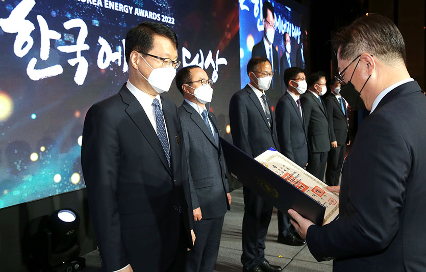 이재성 LG전자 부사장(왼쪽에서 첫 번째)이 17일 ‘2022 한국에너지대상’에서 박일준 산업통상자원부 차관(오른쪽)으로부터 은탑산업훈장을 수상하고 있다. 사진=LG전자