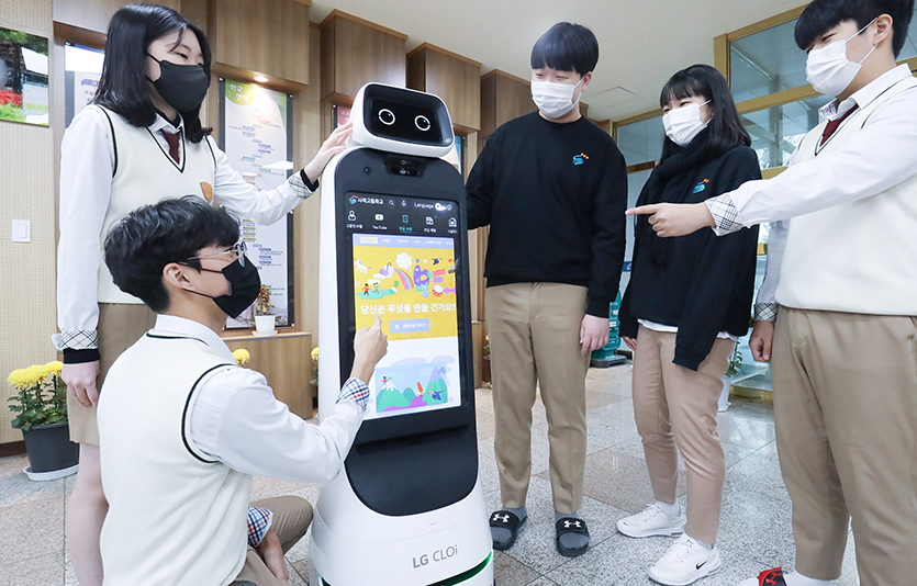 경북 구미시 사곡고등학교에서 학생들이 LG 클로이 가이드봇을 체험하고 있다. 사진=LG전자