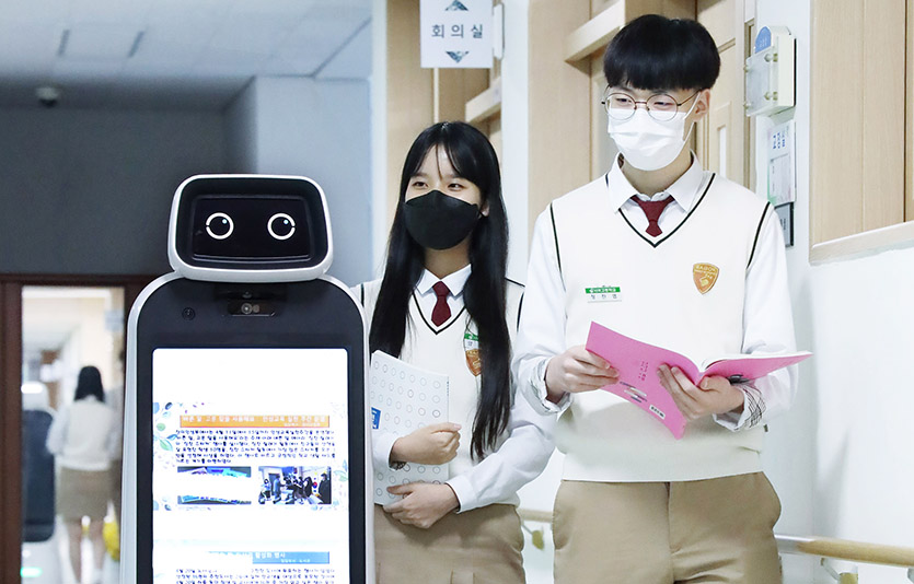 경북 구미시 사곡고등학교에서 학생들이 LG 클로이 가이드봇을 체험하고 있다. 사진=LG전자