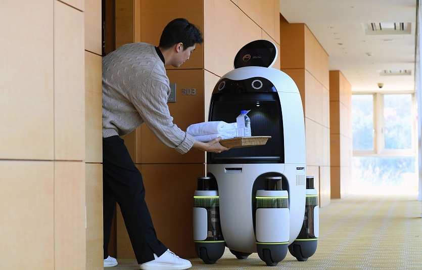 (사진3) ‘롤링힐스 호텔’에서 현대차그룹 배송 로봇이 서비스하는 모습.jpg