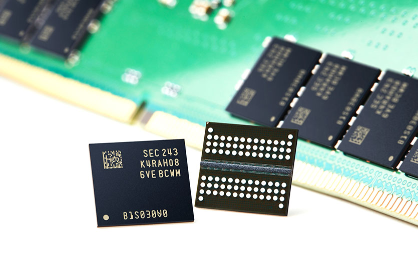 삼성전자가 개발한 업계 최선단 12나노급 16Gb DDR5 D램. 사진=삼성전자