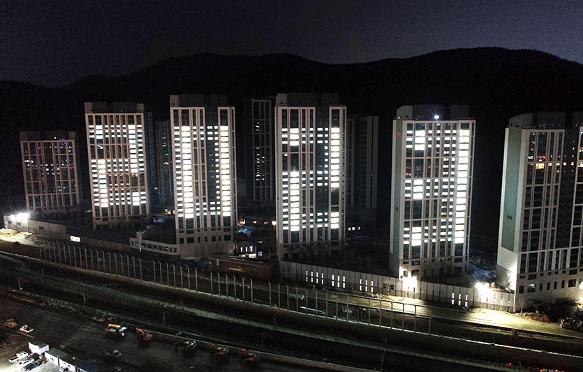 DL이앤씨는 전남 순천시 ‘e편한세상 순천 어반타워’에서 아파트 내부 조명을 이용한 ‘희망 불빛 점등행사’를 실시했다. 사진=DL이앤씨