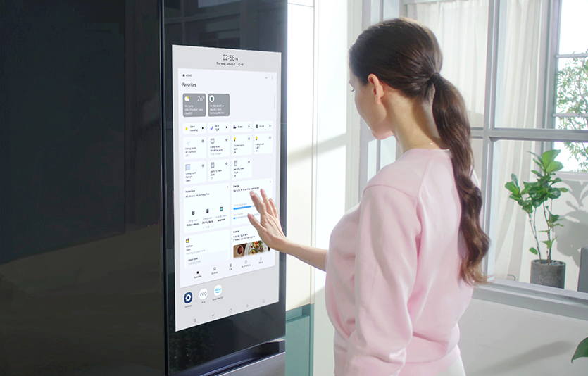 삼성전자는 CES 2023에서 대형 터치스크린을 탑재한 ‘비스포크 냉장고 패밀리허브 플러스’ 신제품을 공개한다. 사진=삼성전자