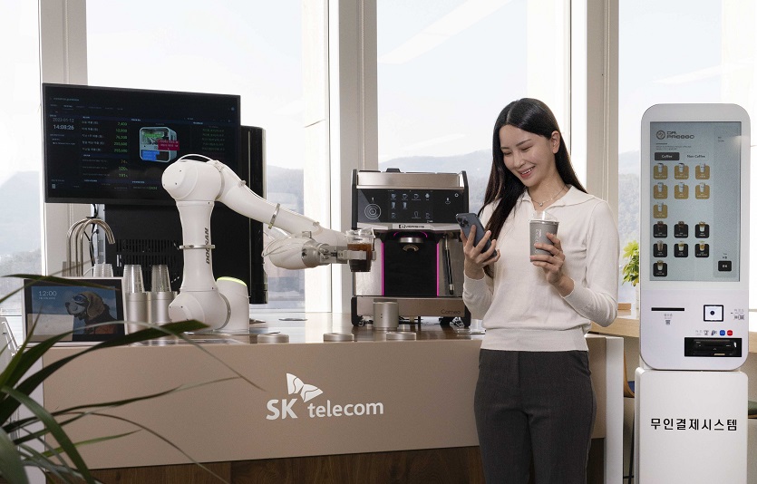 SKT가 출시한 AI바리스타로봇을 통해 커피를 주문하는 등 서비스 이용 장면_01 (1).jpg