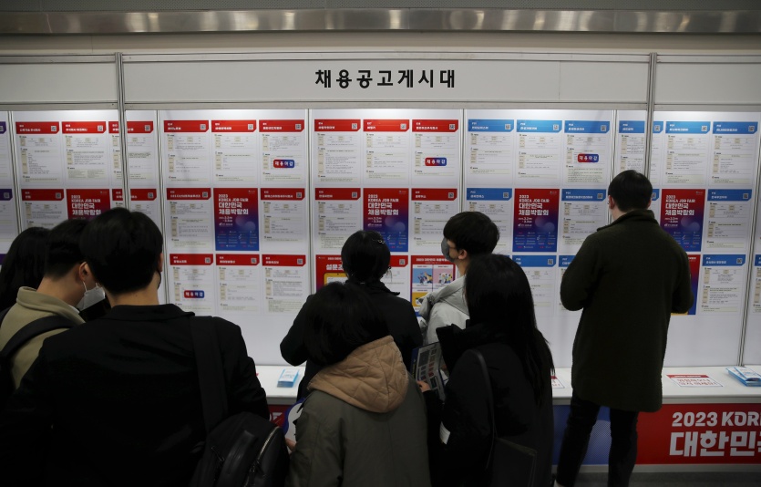 이달 3일 서울 양재 aT센터에서 열린 '2023 대한민국 채용박람회'에서 구직자들이 채용게시판을 살펴보고 있다. 사진=뉴시스