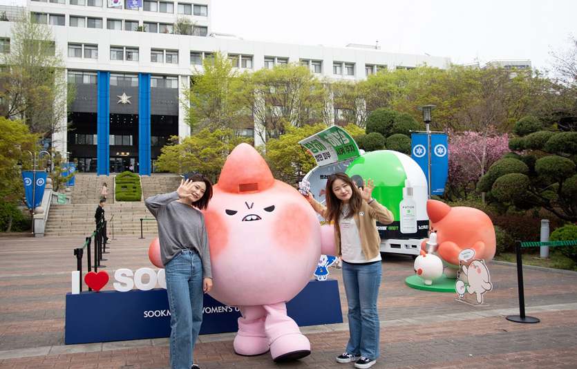 서울 숙명여자대학교에서 열린 동아제약 파티온의 오프라인 행사에 참가한 사람들이 트러블 캐릭터 트러뿔과 포즈를 취하고 있다.