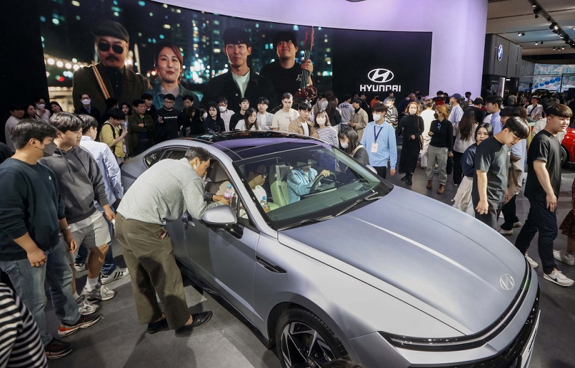 현대자동차 부스를 찾은 관람객들이 출품 차량을 살펴보고 있다.&nbsp; 사진=서울모빌리티쇼조직위원회