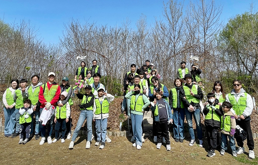 현대엔지니어링 임직원 및 임직원 가족이 서울 상암동 노을공원에서 생태숲 가꾸기 봉사활동을 진행한 뒤, 기념사진을 촬영하고 있다. 사진=현대엔지니어링