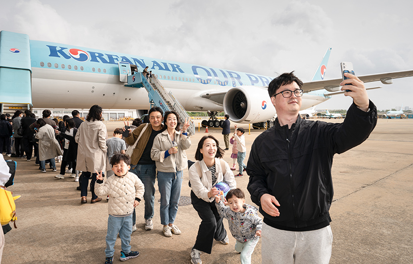 대한항공 임직원 2만318명 이름 새긴 보잉 777-300ER 항공기 앞에서 임직원 가족들이 자유롭게 촬영하고 있다. 사진=대한항공