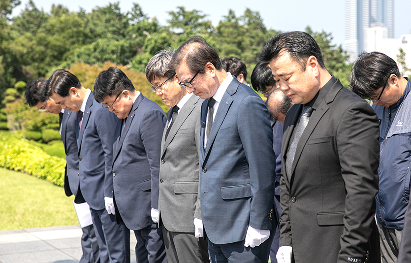 (앞줄 오른쪽 2번째) 강구영 KAI 사장과 임직원들이 추모를 하고 있다. 사진=한국항공우주산업
