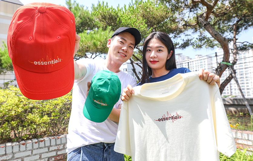 서울 강동구 한섬 성내사옥에서 직원들이 ‘에센셜’ 여름 한정판 협업 제품을 선보이고 있다. 사진=한섬