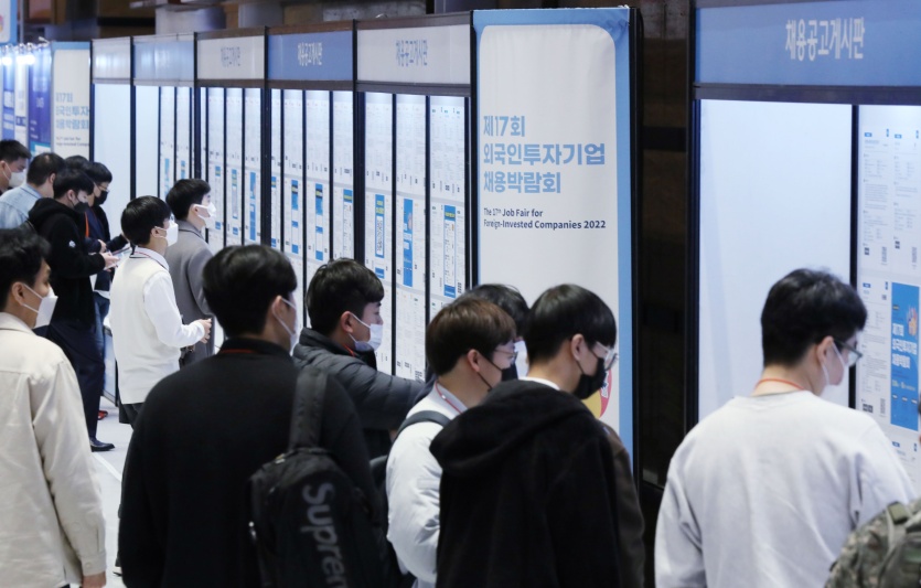 14일 오전 서울 강남구 코엑스에서 개막한 제17회 외국인투자기업 채용박람회에서 구직자들이 채용 공고 게시판을 보고 있다. 사진=뉴시스