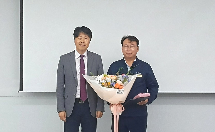 지난 3일 휴젤 권순우 부사장(우측)이 김홍섭 고용노동부 강원지청장(좌측)으로부터 ‘산업재해예방 고용노동부장관 표창’을 수상했다. 사진=휴젤