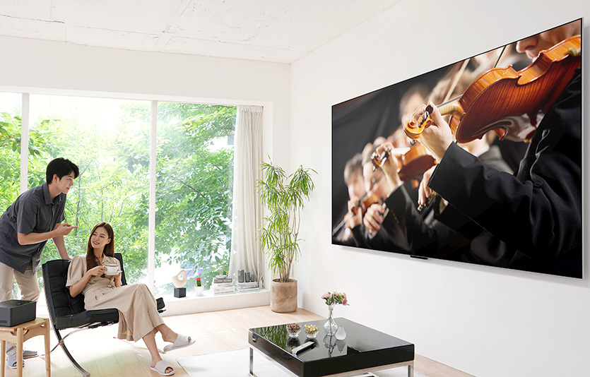 LG전자가 세계 최초 무선 올레드 TV ‘LG 시그니처 올레드 M’을 본격 출시한다. 이 제품은 현존 최대 97형 올레드 TV에 세계 최초 4K·120Hz 고화질 영상을 무선으로 전송하는 솔루션을 탑재해 TV 주변 복잡한 연결선을 없앴다. 사진=LG전자
